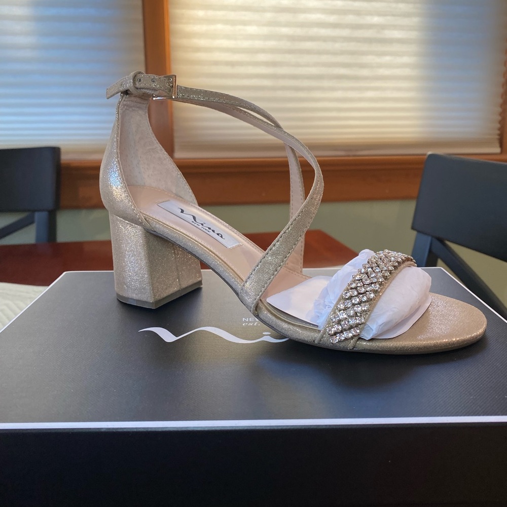 NINA Nora Heels in Taupe size 6.5